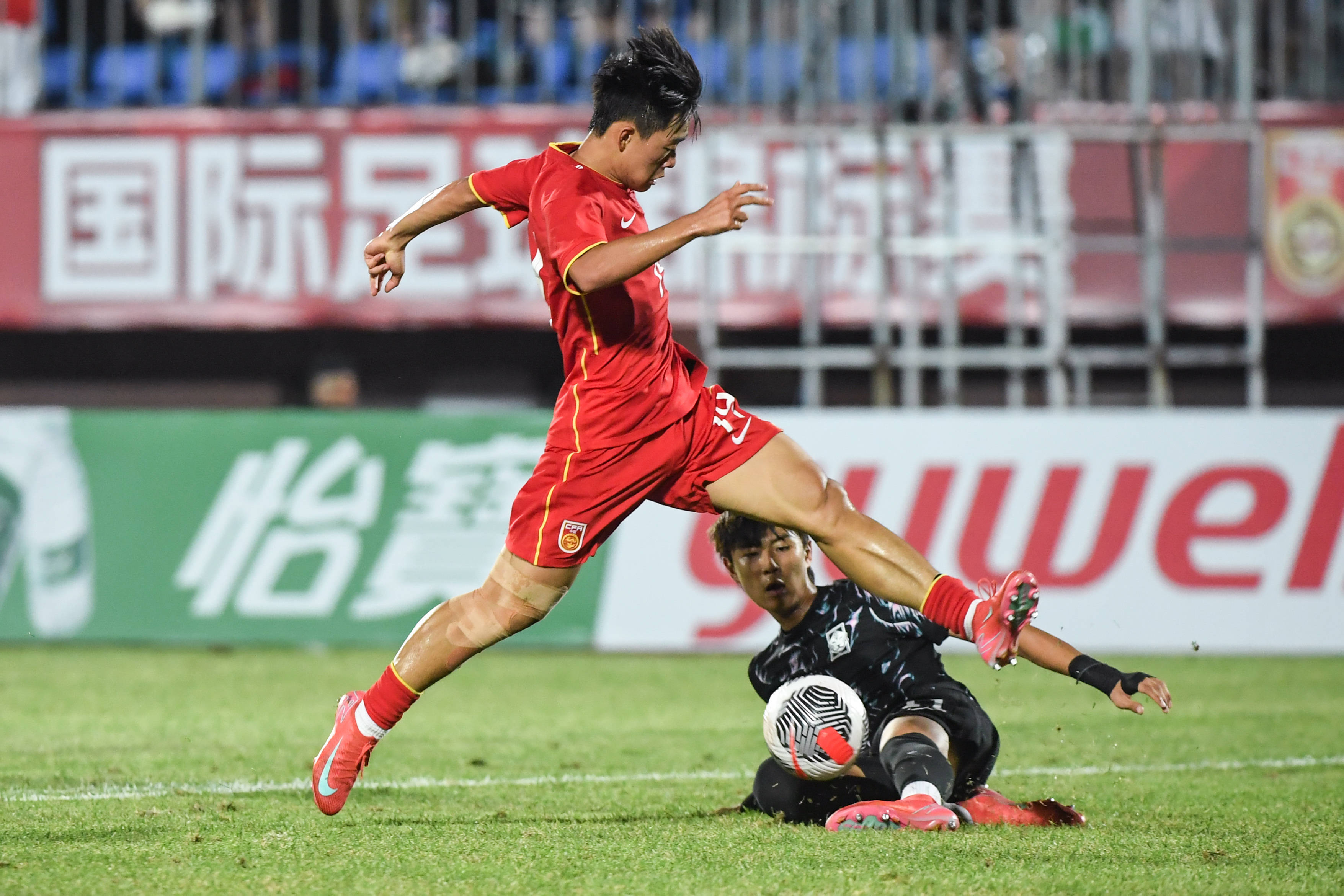 电子游戏-包含韩国队凭借精湛技术在足球场上取得胜利的词条