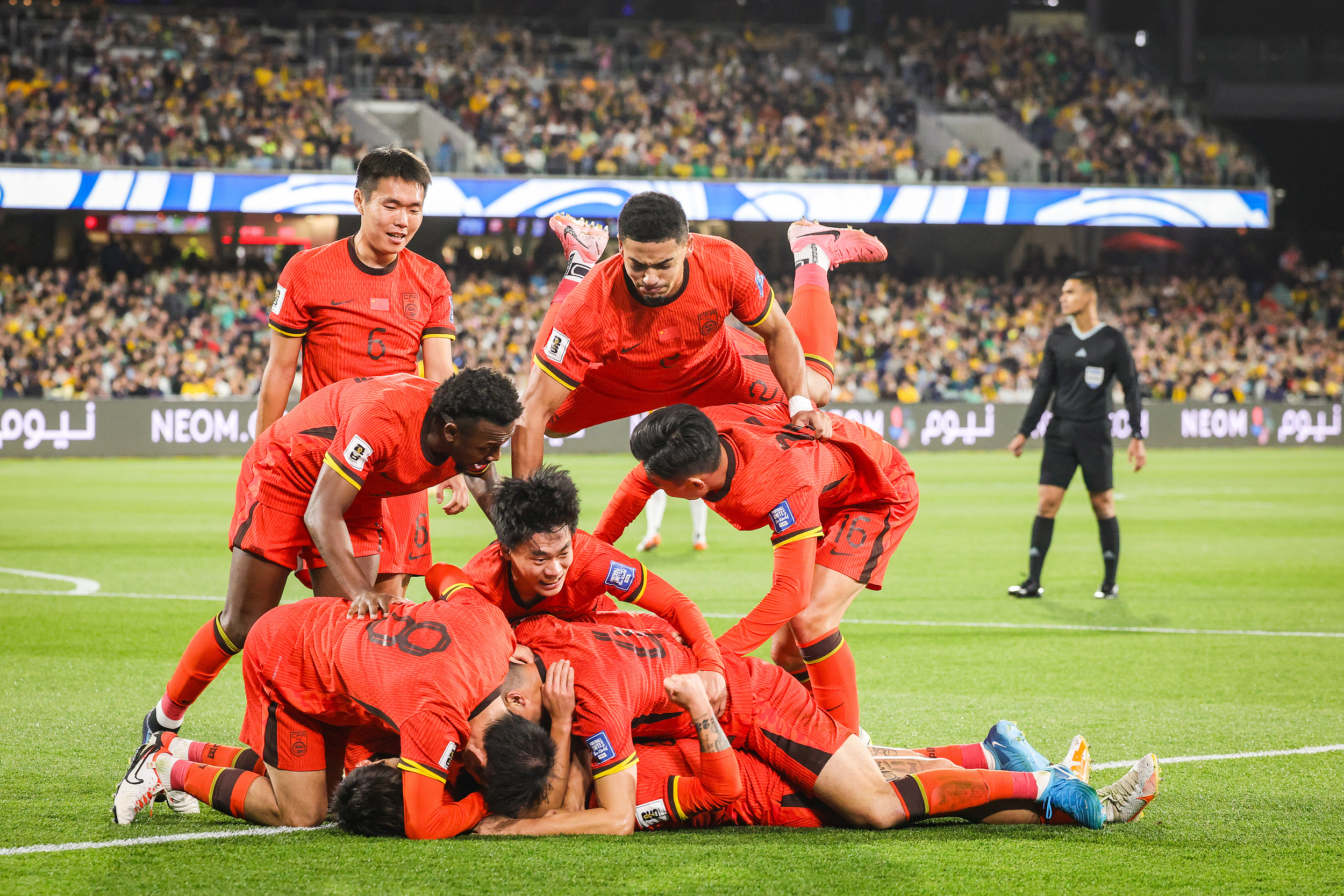 包含那不勒斯客场战胜联盟，继续领跑的词条