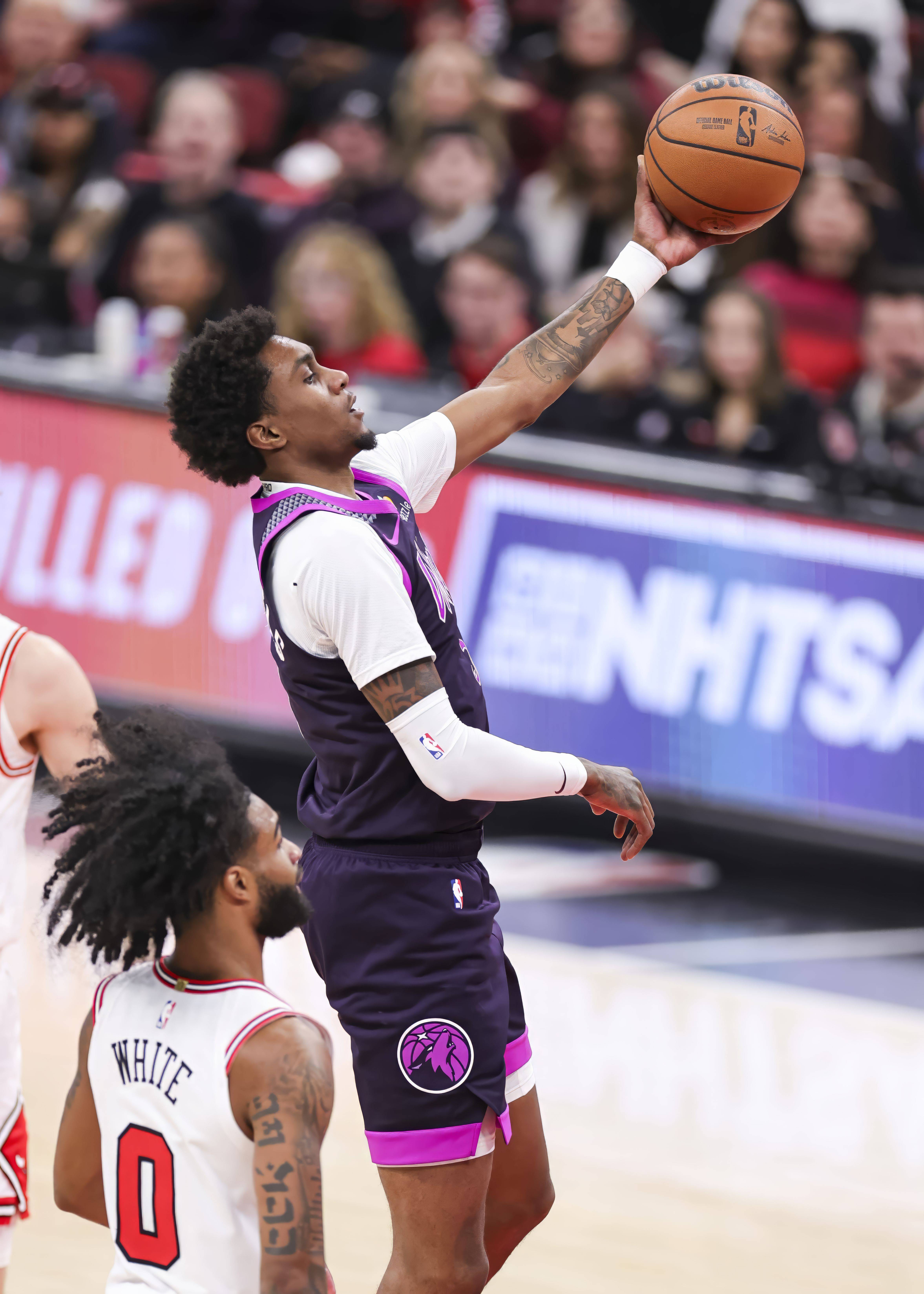 包含公牛战胜尼克斯，拉文表现出色独揽+得分的词条