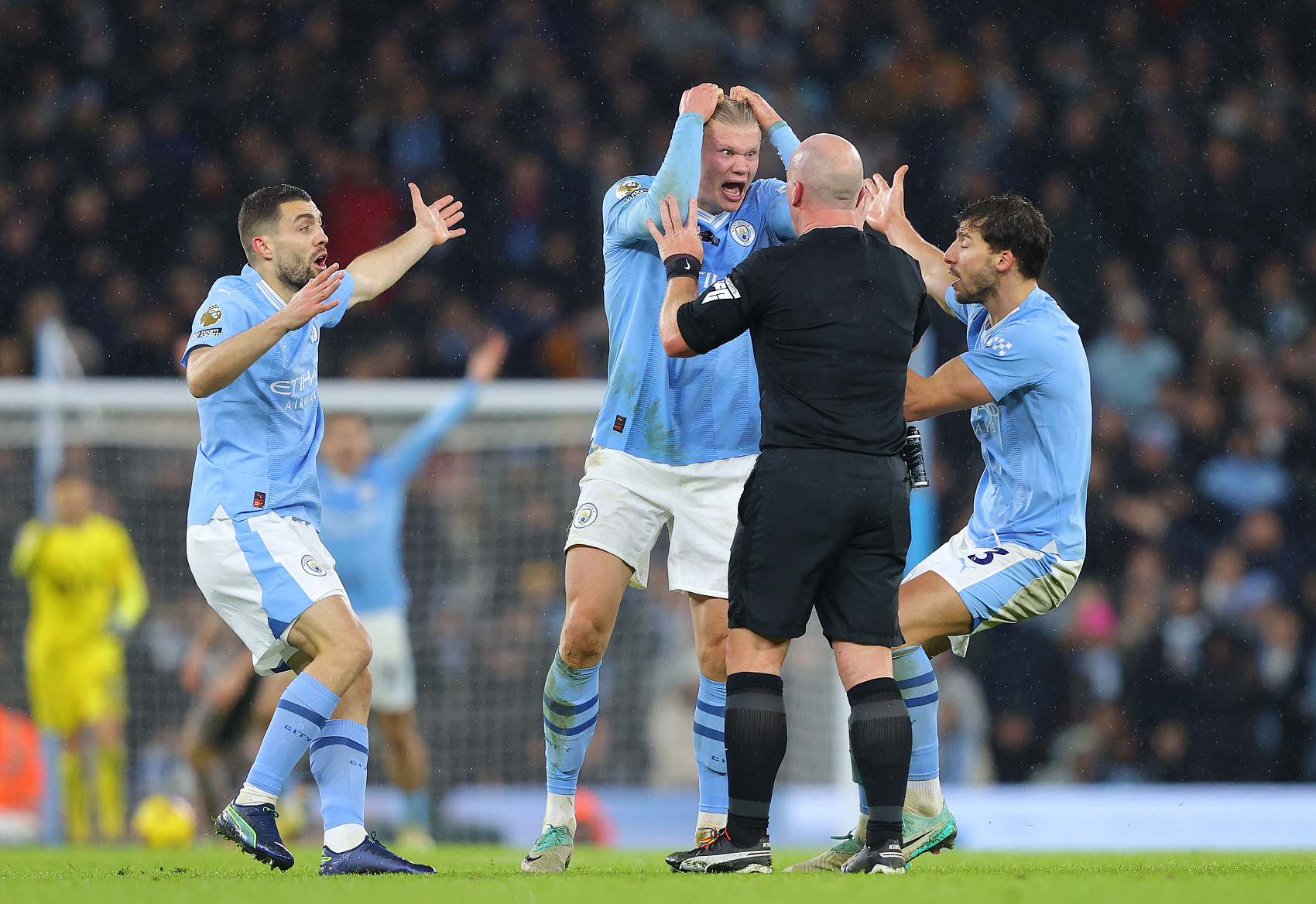 关于防守滑降，曼城在英超赛场失去冠军希望的信息