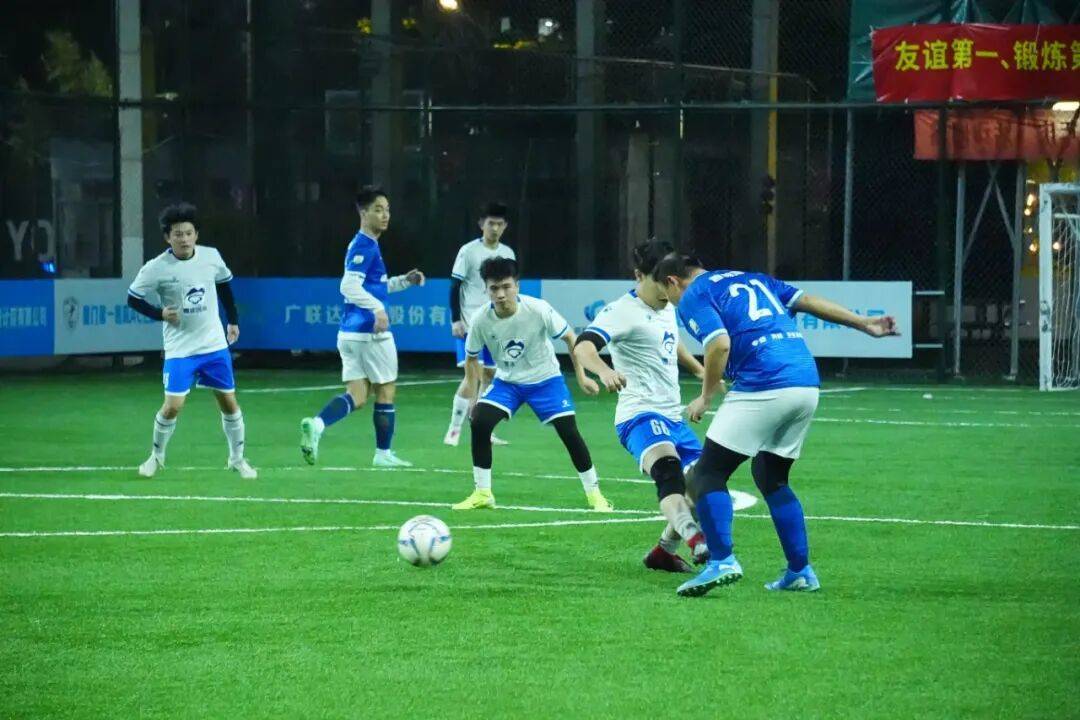 足球比赛即将拉开帷幕队员们彼此发出海誓山盟立志夺冠