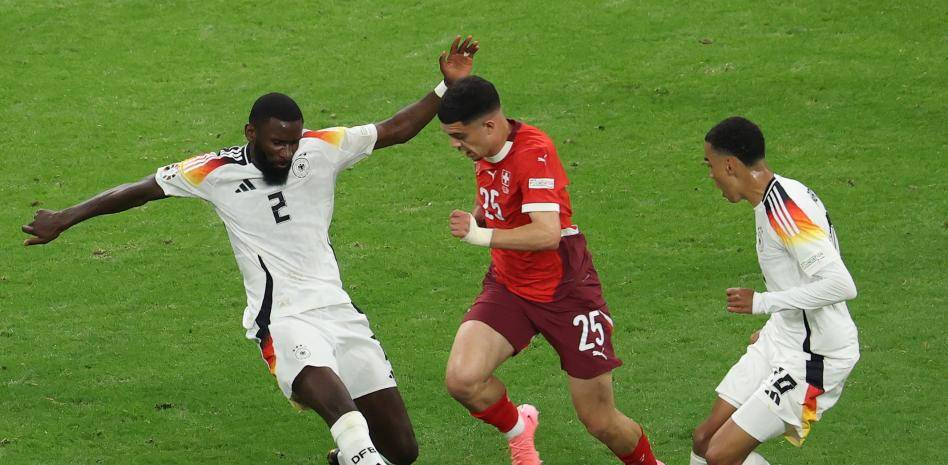 足球比赛即将拉开帷幕队员们彼此发出海誓山盟立志夺冠